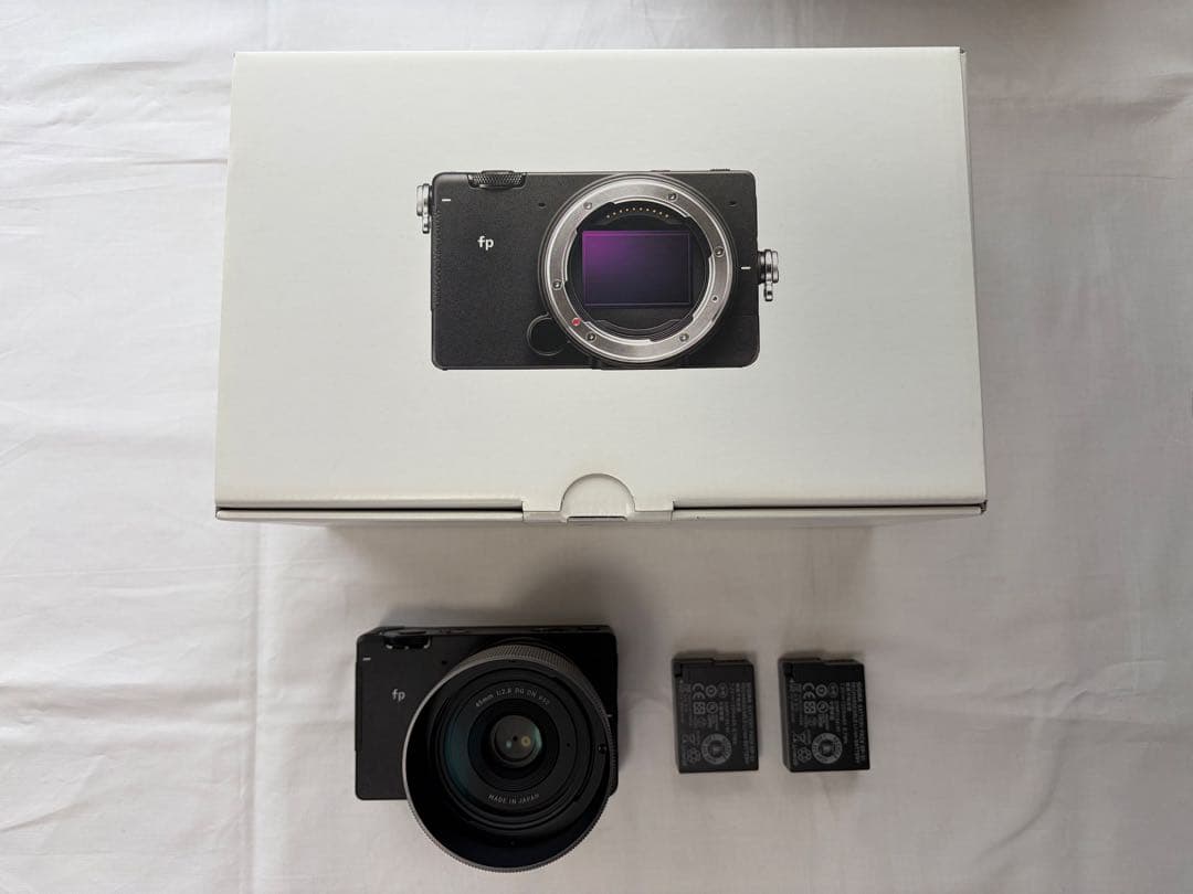 SIGMA fp ミラーレス一眼 カメラ 本体　予備バッテリー一個付き