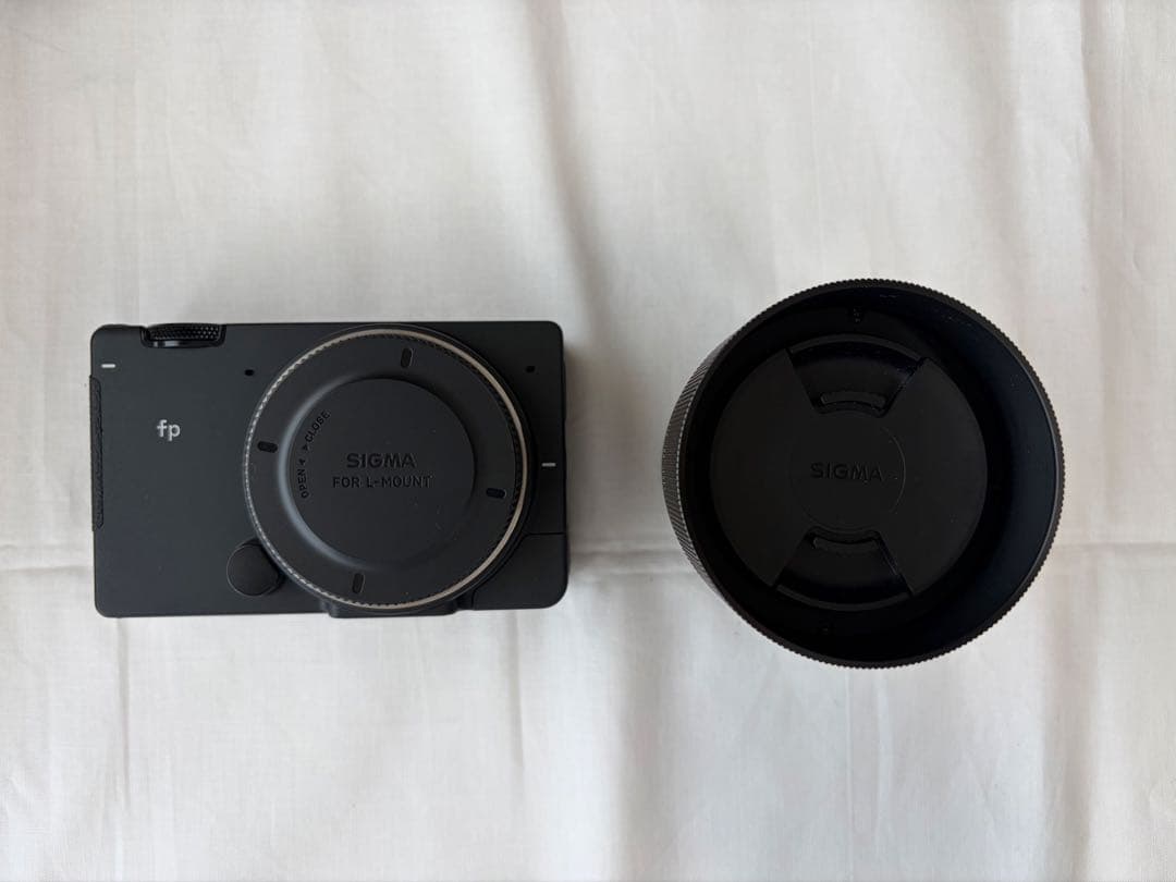 SIGMA fp ミラーレス一眼 カメラ 本体　予備バッテリー一個付き