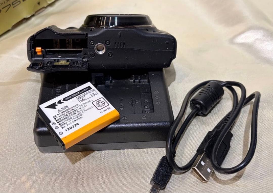 ⭐️フジ⭐️FinePix F775EXR コンパクトデジカメ　ほぼ未使用⭐️