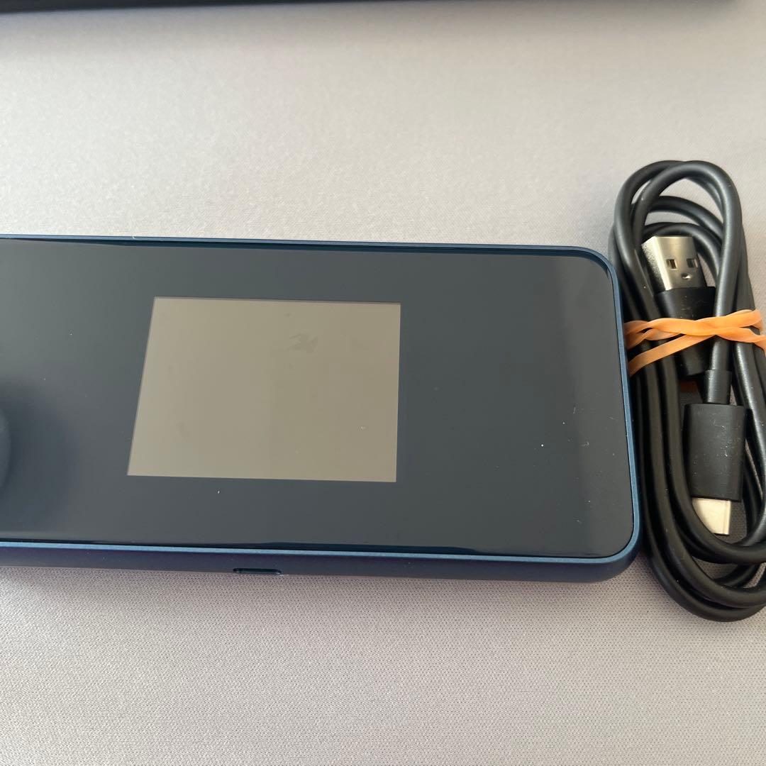 Pocket WiFi 5G 本体とUSBケーブル