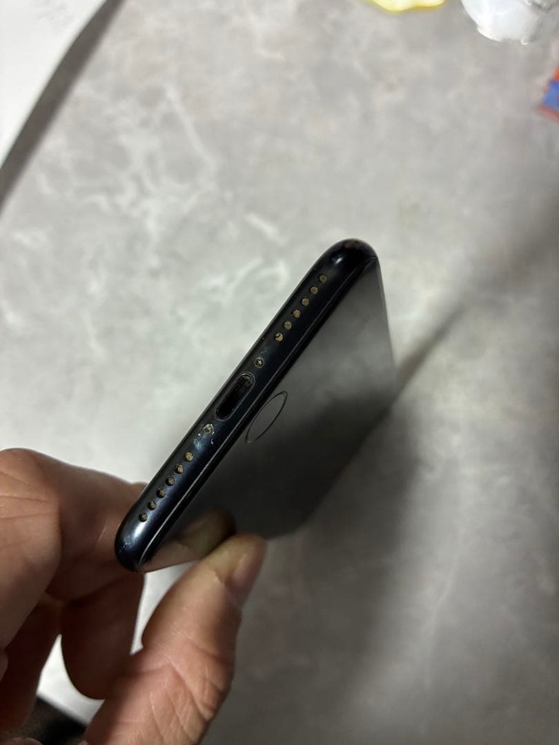 iPhoneSE3 本体のみ 画面に微細なキズあり