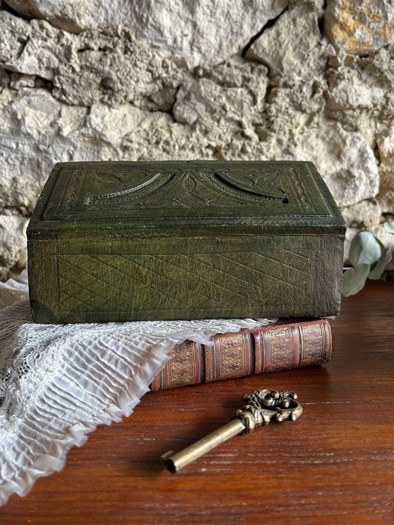 ◆最終SALEフランスアンティーク｜木箱ハンドメイド型押し革レザー小箱緑グリーン
