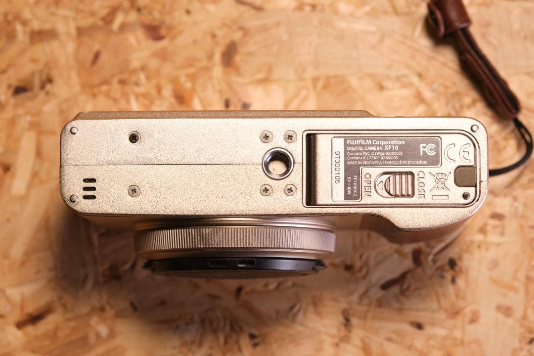 FUJIFILM XF10 シャンパンゴールド 電池3個