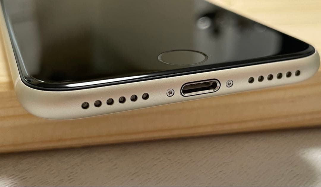 美品 iPhoneSE 第3世代 本体 64gb iPhone SE se3 白