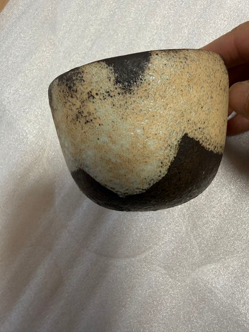 山田洋次陶器製 茶碗 黒とベージュのツートンカラー