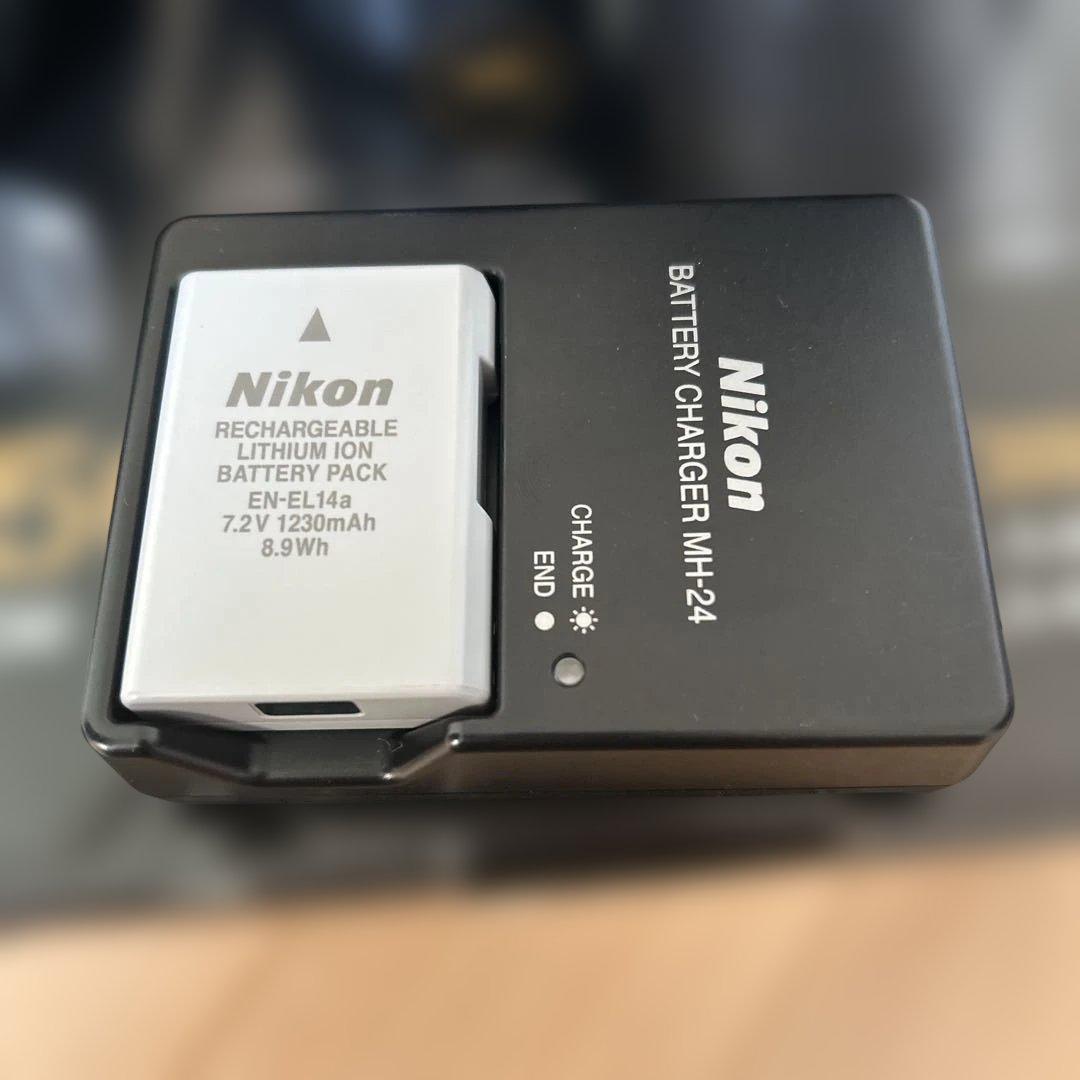 Nikon D5600 ダブルズームキット カメラ