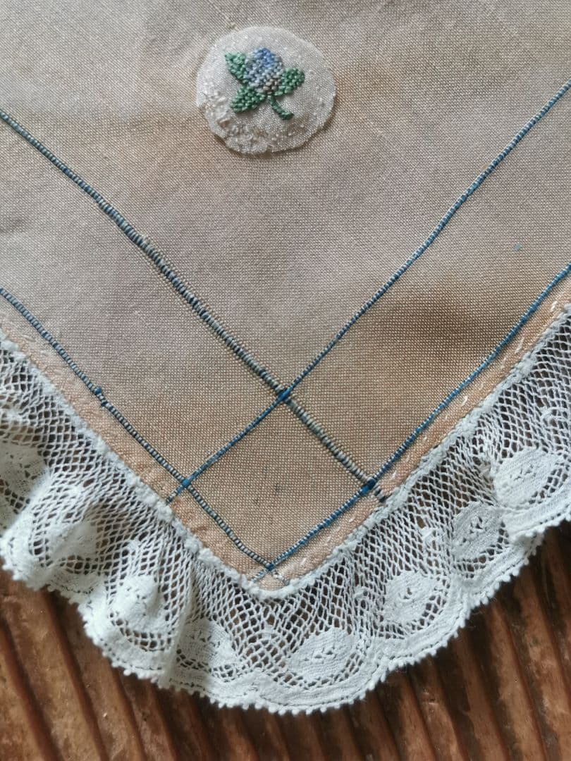 アンティーク シルクドイリー プチポワン花刺繍 インディゴライン レースフリル