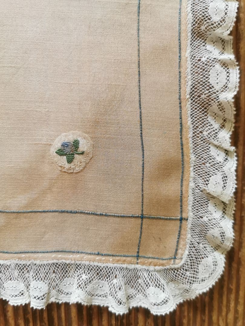 アンティーク シルクドイリー プチポワン花刺繍 インディゴライン レースフリル
