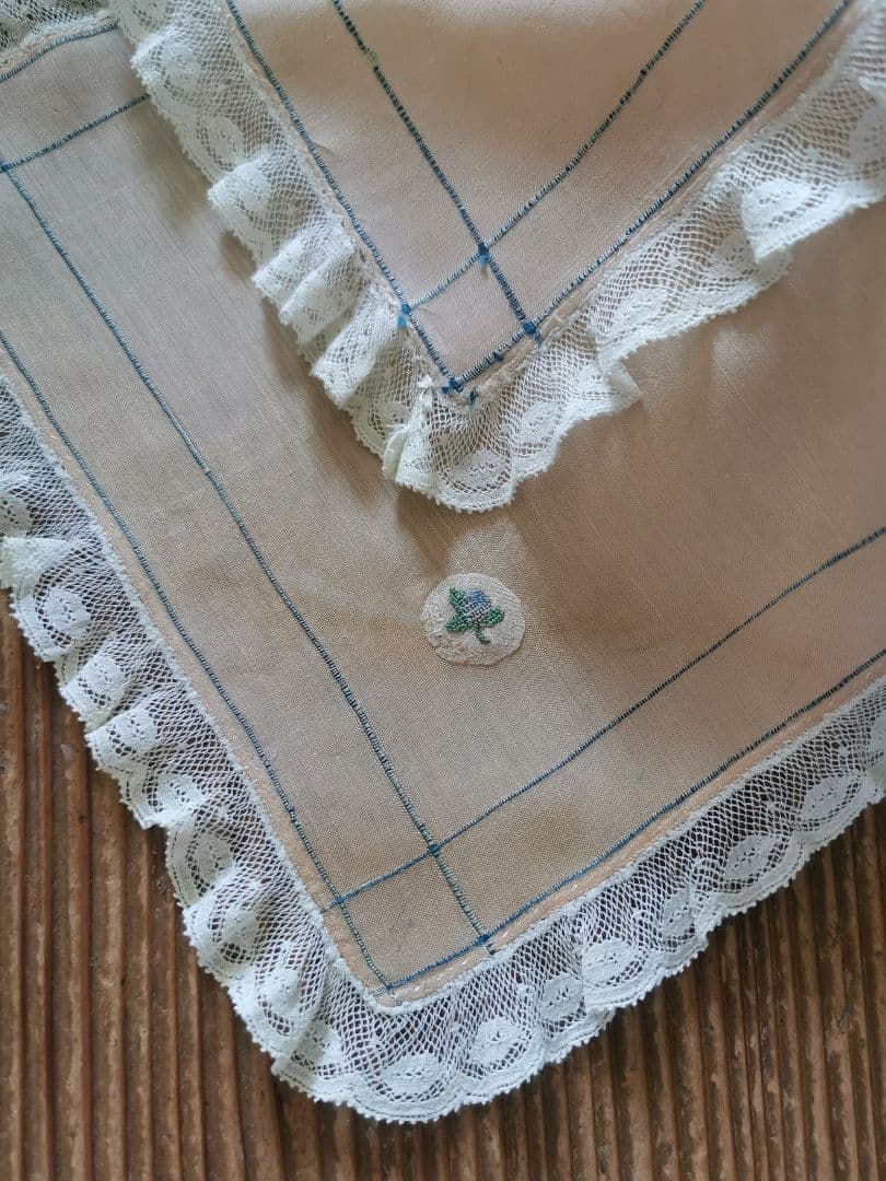 アンティーク シルクドイリー プチポワン花刺繍 インディゴライン レースフリル