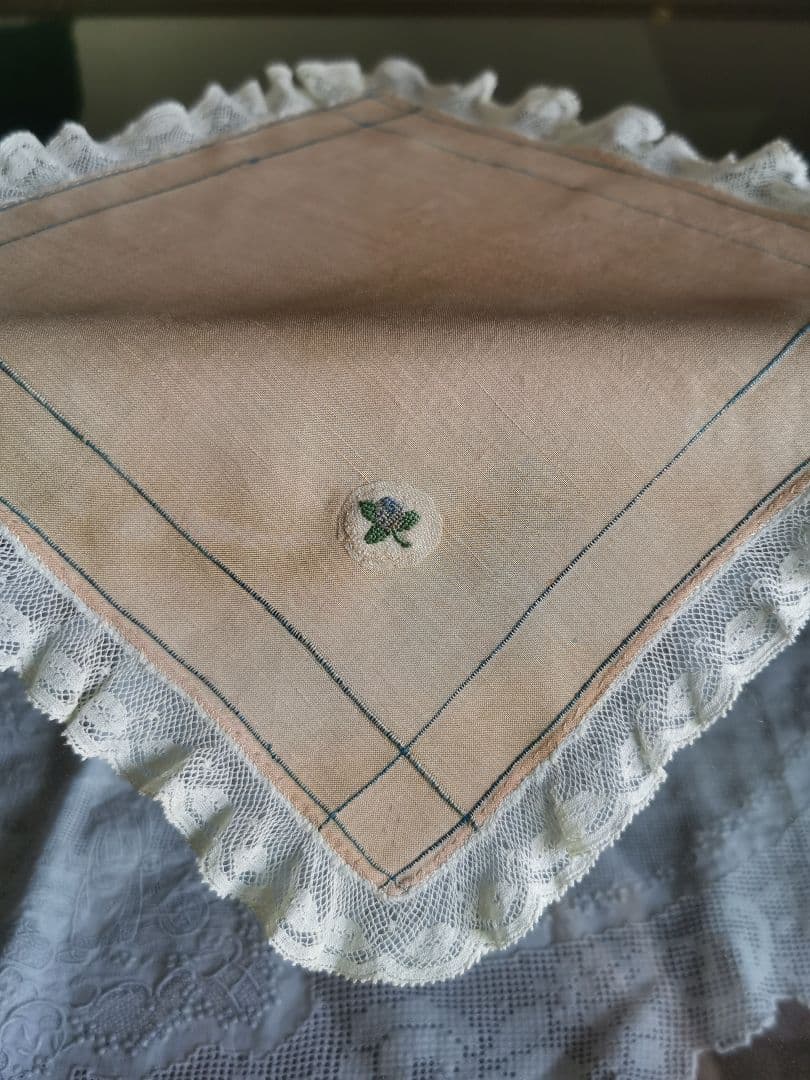 アンティーク シルクドイリー プチポワン花刺繍 インディゴライン レースフリル