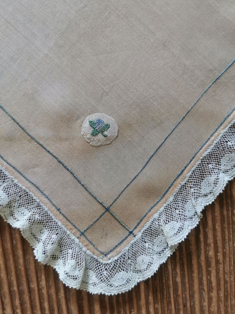 アンティーク シルクドイリー プチポワン花刺繍 インディゴライン レースフリル