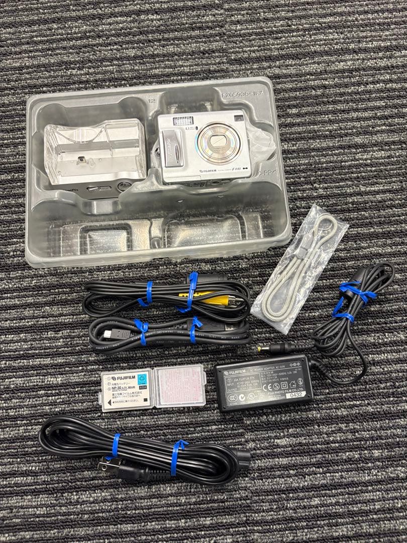 極美品 FUJIFILM FinePix F440 シルバー 付属品多数 純正品