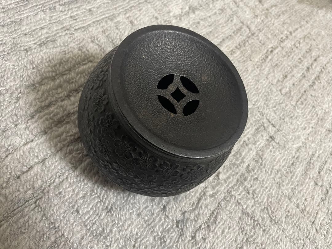 【南部鉄器】黒い茶道具 桜肌鉄瓶　丸型