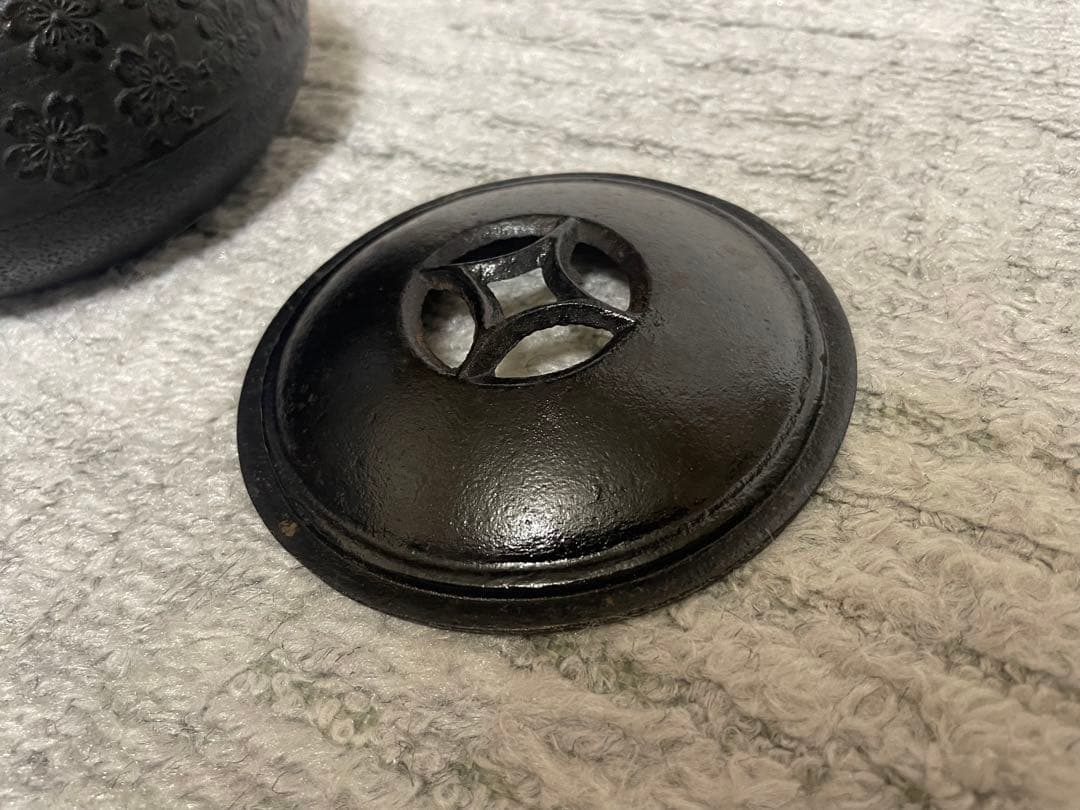 【南部鉄器】黒い茶道具 桜肌鉄瓶　丸型