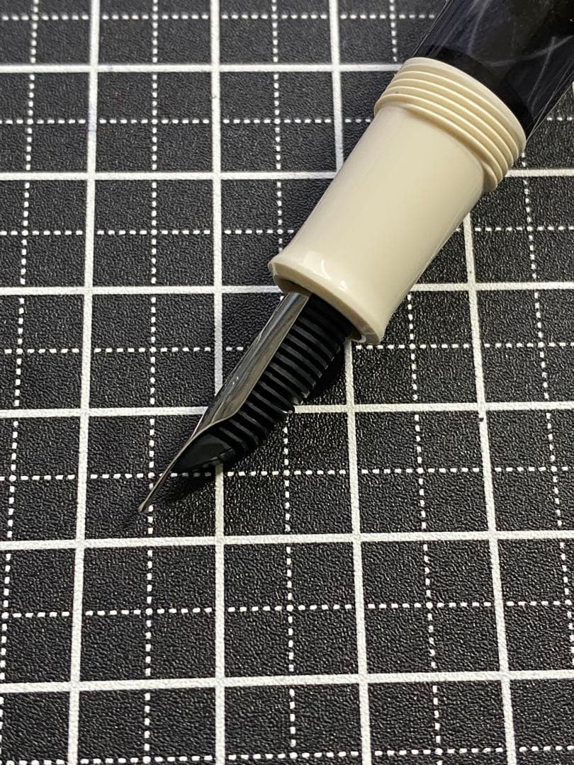 PELIKAN CLASSIC M205 WHITE 万年筆　字幅F