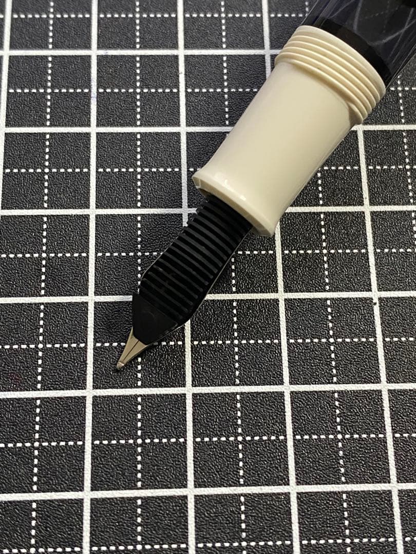 PELIKAN CLASSIC M205 WHITE 万年筆　字幅F