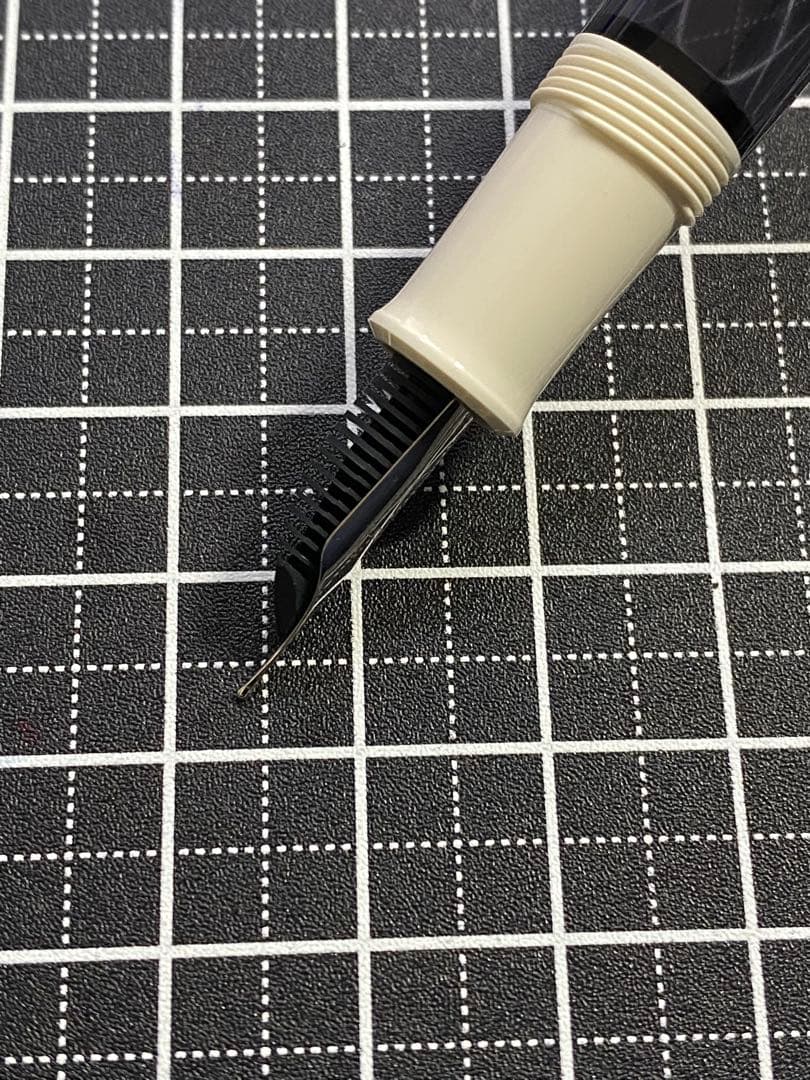 PELIKAN CLASSIC M205 WHITE 万年筆　字幅F
