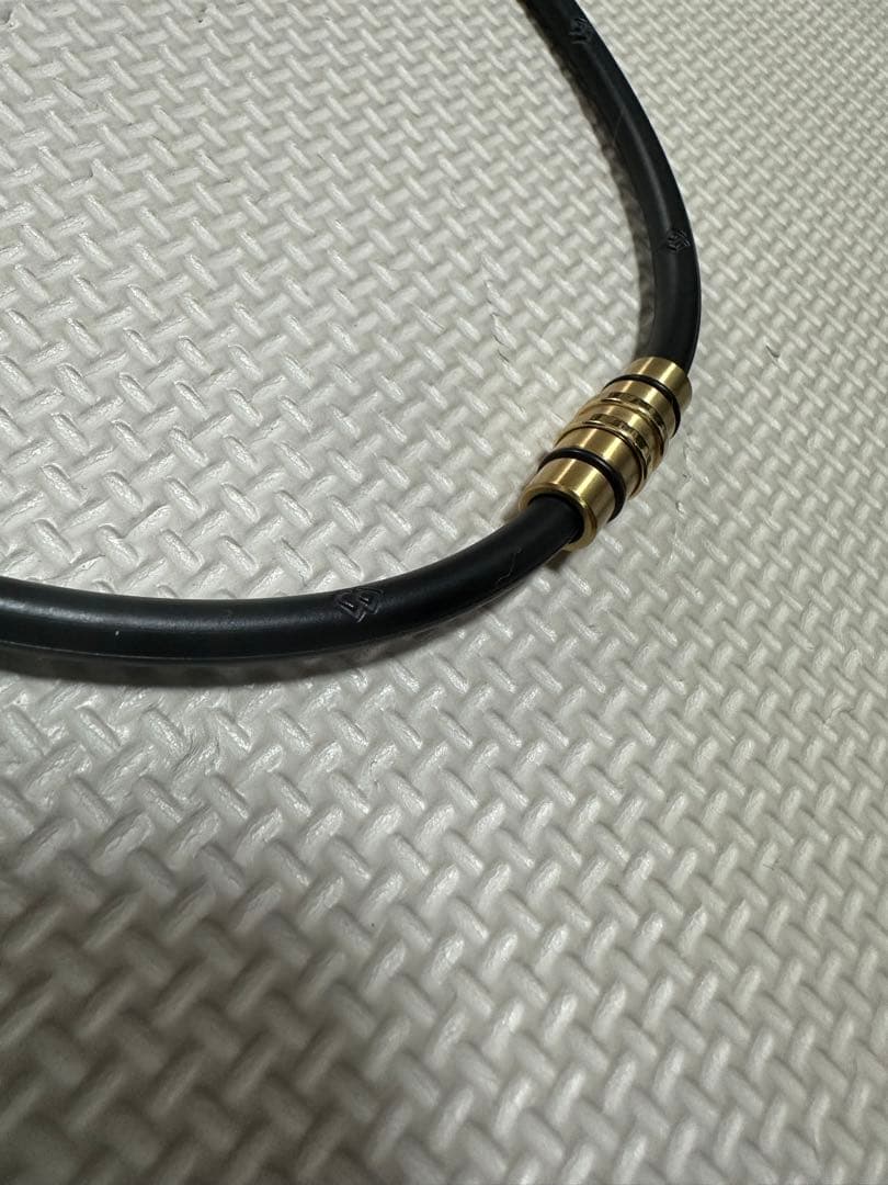 ブラックネックレス 金属製留め具付き　コラントツテL