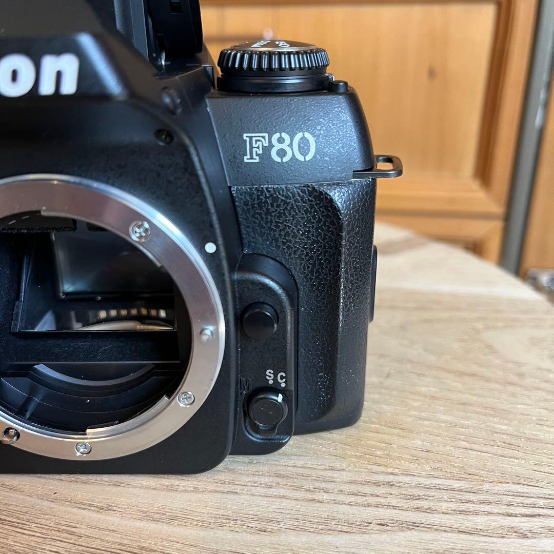 ベト付きなし Nikon F80 フィルム一眼レフカメラ ストラップ付き