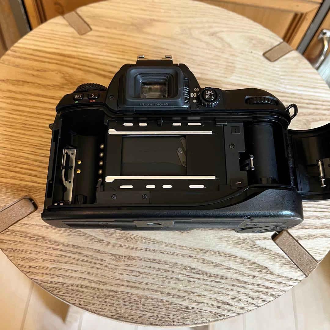 ベト付きなし Nikon F80 フィルム一眼レフカメラ ストラップ付き