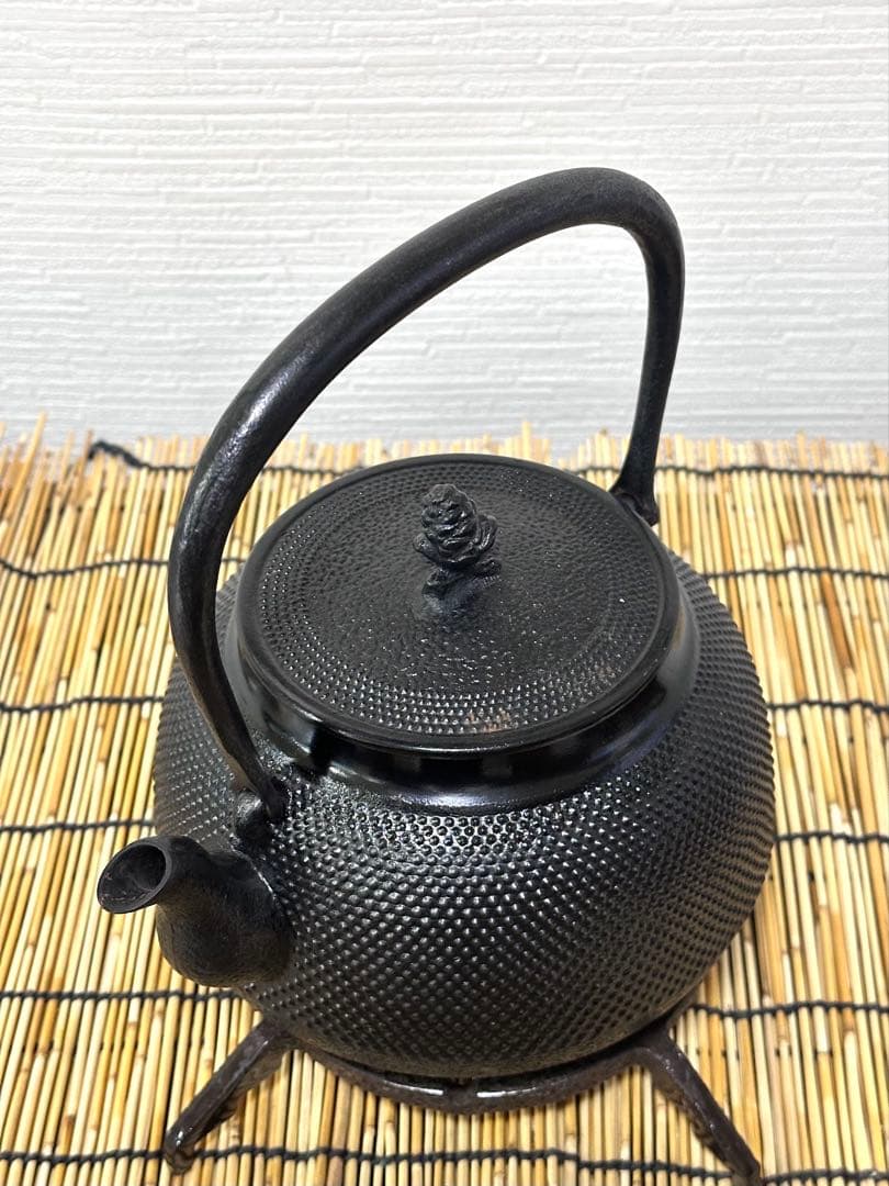 ＵＳＥＤ、良品　南部三厳堂造　１５型アラレ　南部鉄瓶　南部鉄器　調理器具