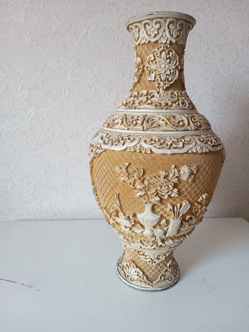 装飾彫刻 中国美術 装飾的な彫刻が施された ベージュと白の木製&金属の花瓶。
