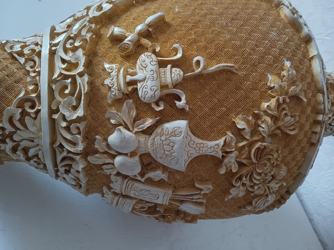 装飾彫刻 中国美術 装飾的な彫刻が施された ベージュと白の木製&金属の花瓶。