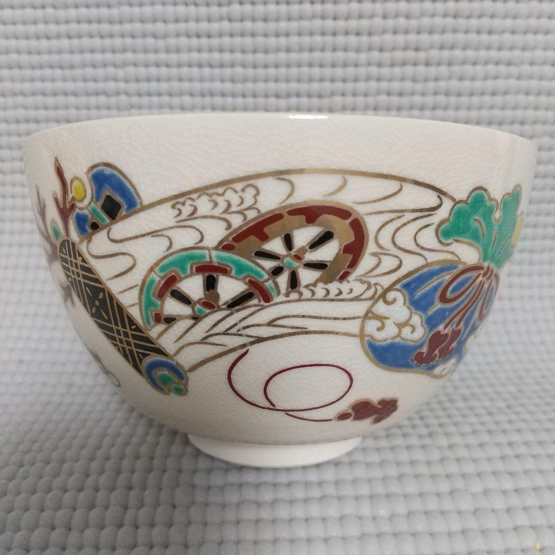 めでたい厚塗色絵〈宝尽くし／兜／片輪車波〉 押小路 京焼 茶碗 ＜未使用品＞